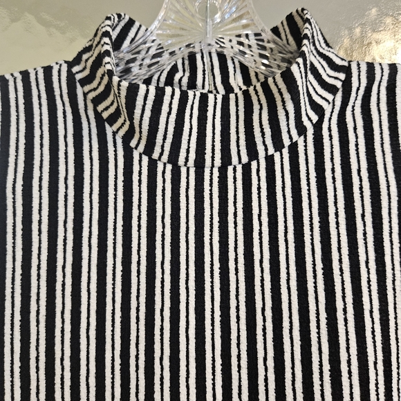 Cable & Guage XL B/W High Neck Sleeveless Striped Top AA-1437 - Picture 7 of 10
